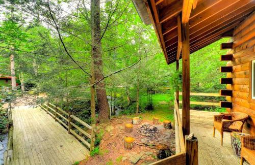 Canadensis Casa | Idyllic Log Cabin Rental with a Porch in the Poconos of Pennsylvania