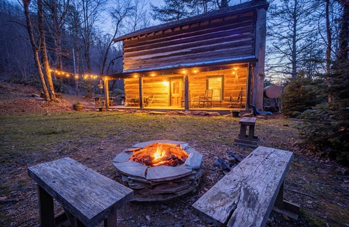 Banner Elk Cabina | Idyllic modern 1800s Log Cabin Hot Tub & Fire Pit Sugar Mountain