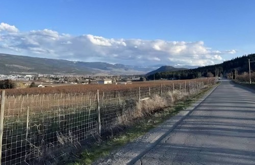Central Okanagan Cabina | Idyllic Okanagan Retreat with Spectacular Views