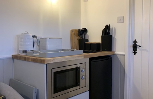 Dereham Cabina | Idyllic rural Shepherds Hut in private wildflower meadow.