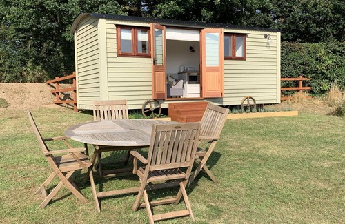 Dereham Cabina | Idyllic rural Shepherds Hut in private wildflower meadow.