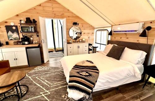 Cadiz Otro | Idyllic Safari Tent Lovely for a Romantic Escape in Kentucky