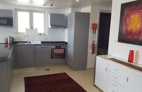 As Sifah Apartamento | Idílica residencia junto al mar. Exuberantes vistas al golf y al mar. Magníficas comodidades en el sitio.