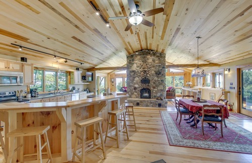 Sturgeon Bay Cabina | Idyllic Sturgeon Bay Cabin w/ Fire Pit + View