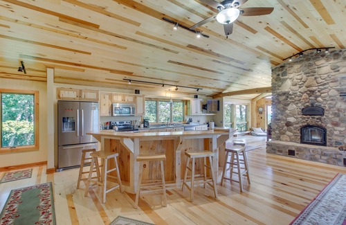 Sturgeon Bay Cabina | Idyllic Sturgeon Bay Cabin w/ Fire Pit + View