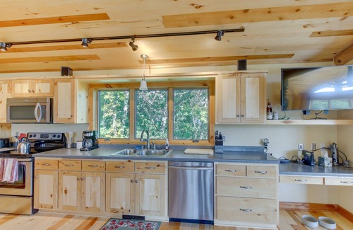 Sturgeon Bay Cabina | Idyllic Sturgeon Bay Cabin w/ Fire Pit + View