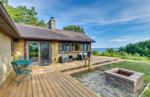 Sturgeon Bay Casa | Idyllic Sturgeon Bay Cabin with Fire Pit and View