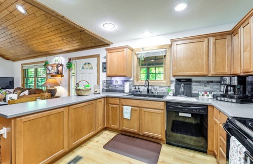 Sylva Cabina | Idyllic Sylva Cabin w/Great Smoky Mountains View!