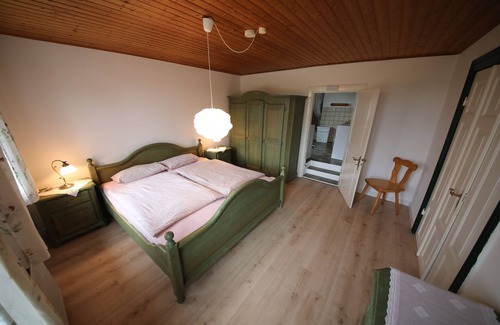 Rabenkirchen Otro | Idílica casa de techo de paja de 1860 con jardín de invierno y previsión