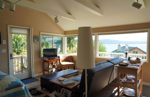 Adelma Beach Cabaña | ¡NUEVO! Waterfront Cottage w / Beach + Sunset Views!