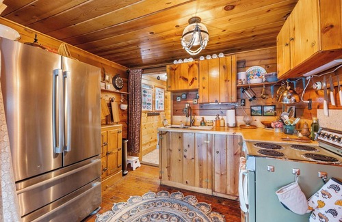 Newport Cabaña | Idyllic Waterfront Bungalow In Newport on Lake Sacheen