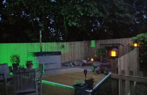 Blaisdon Apartamento | Idyllic with Stream - Hot Tub - Pet ok- Walk 2 Pub