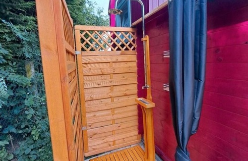 Rudershausen Casa | Idyllische Übernachtung im Bauwagen mit Outdoordusche und Outdoorküche