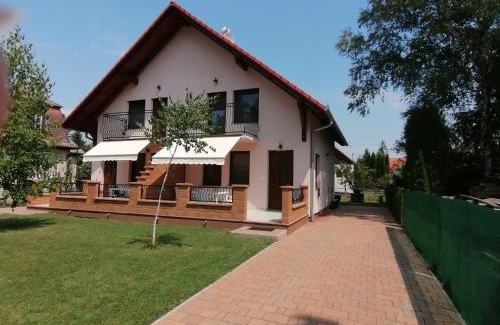Balatonfenyves Casa | Igényesen berendezett nyaraló saját stéggel, kerti grillel Balatonfenyvesen, vízparti utcában, a tótól 50 m-re