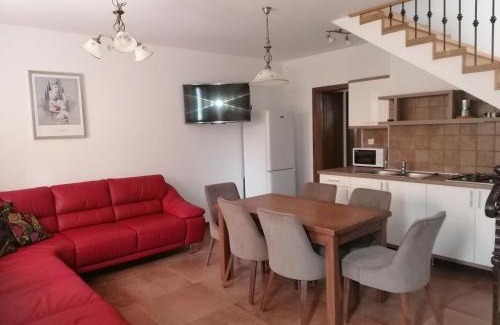 Balatonfenyves Casa | Igényesen berendezett nyaraló saját stéggel, kerti grillel Balatonfenyvesen, vízparti utcában, a tótól 50 m-re