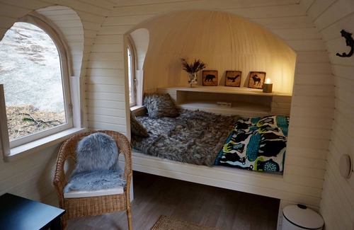 Espoo Cabina | Igluhut sleeping with reindeer