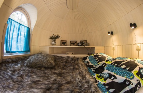Espoo Cabina | Igluhut sleeping with reindeer