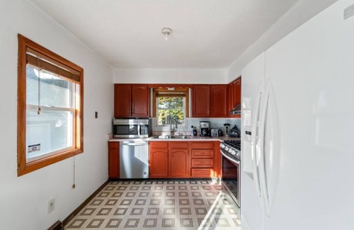 Des Moines Casa | Ignatius’ House Come in & relax in Des Moines in a home with AC, WiFi, heater,