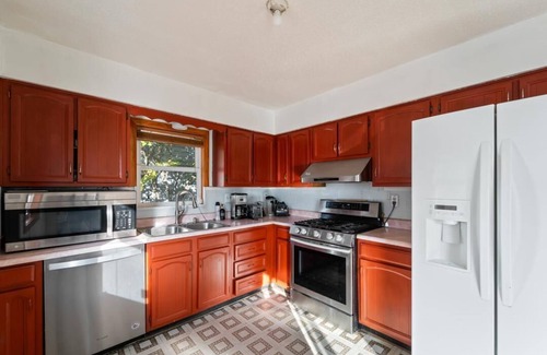 Des Moines Casa | Ignatius’ House Come in & relax in Des Moines in a home with AC, WiFi, heater,