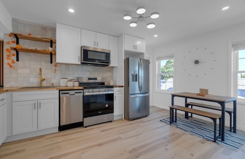 Salem Apartamento | iii 3-Bedroom Penthouse Condo Retreat in Historical Salem, MA
