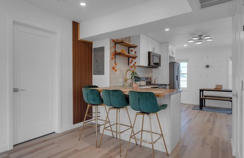Salem Apartamento | iii 3-Bedroom Penthouse Condo Retreat in Historical Salem, MA