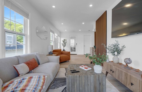 Salem Apartamento | iii 3-Bedroom Penthouse Condo Retreat in Historical Salem, MA