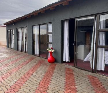 Moretele Apartamento | Iketleng Guest House & Resort