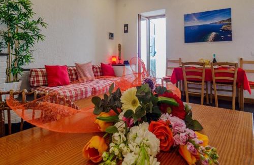 Manarola Apartamento | Il Baluardo Sea View Apartment on the Cliff