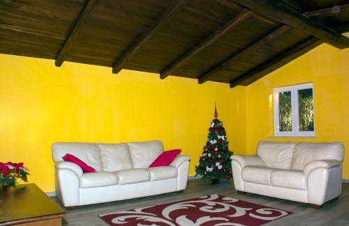 Riano Villa | IL CICLAMINO POOL FOR YOUR SOLE USE BIG IN-GROUND - 70m2 house & 300m2 outdoor, child & pet friendly, 10 minutes drive to Montebello Station connecting to Rome centre in 20 minutes, 3 minutes drive to supermarket -4 language warm guest care