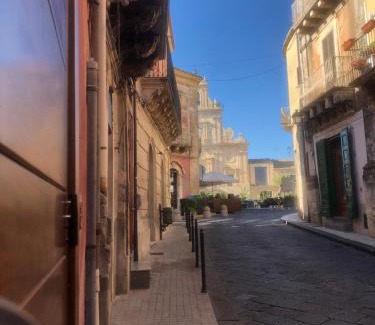Palazzolo Acreide Historic Centre Cama Y Desayuno | Il Galletto Viola, luxury room & suite