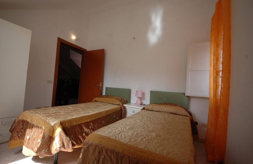 Tramonti Casa | Il Libeccio A3 Apartamento de 2 dormitorios con acceso al jardín y a la piscina.
