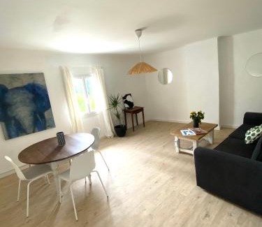 Senas Apartamento | Il y a le Soleil, la Campagne et la Mer