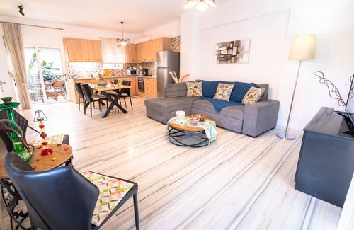 Rethymno Chalet De Esquí | Casa moderna renovada de dos pisos, junto a la playa y todas las comodidades, no se necesita automóvil