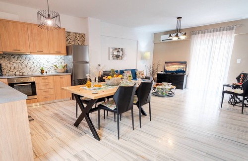 Rethymno Chalet De Esquí | Casa moderna renovada de dos pisos, junto a la playa y todas las comodidades, no se necesita automóvil