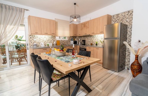 Rethymno Chalet De Esquí | Casa moderna renovada de dos pisos, junto a la playa y todas las comodidades, no se necesita automóvil