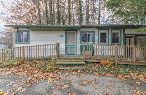 Saugatuck Casa | Illustrator Cottage - Goshorn Lake access - community pool - lots of outdoor activities!