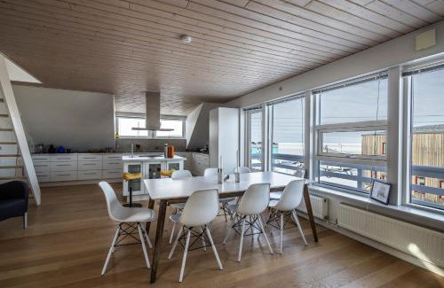 Ilulissat Villa | Ilulissat Stay - 4-bedroom villa with sea view and hot tub