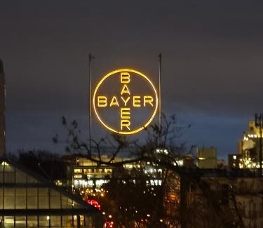 Wiesdorf Apartamento | Im Herzen von Wiesdorf- Blick auf das BAYER-KREUZ -Appartement mit 2 Schlafzimmern-für 3 Personen -Zentral gelegen - Friedrich Ebert Platz 5a , 4te Etage - Dachterrasse und Sauna - Kaution Pflicht -