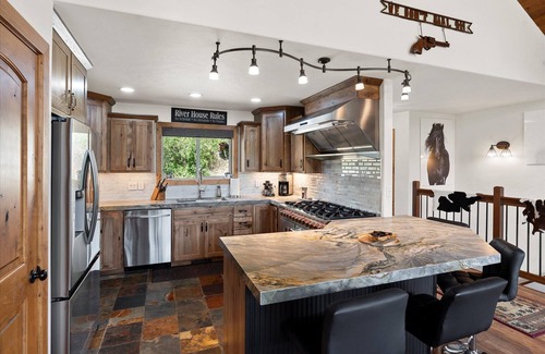 Lincoln County Casa | Imagine you're gathering being 20' off the Waterfront. Your Versatile Oasis!