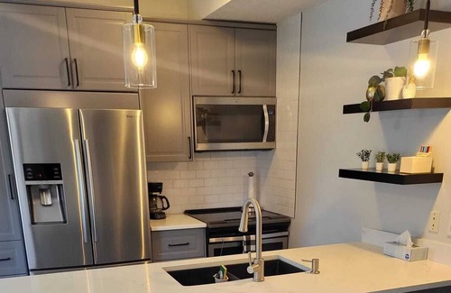 Connaught Apartamento | Immaculate 1 Bed 1 Bath w/ Private Rooftop Balcony! DT! Pet Friendly!