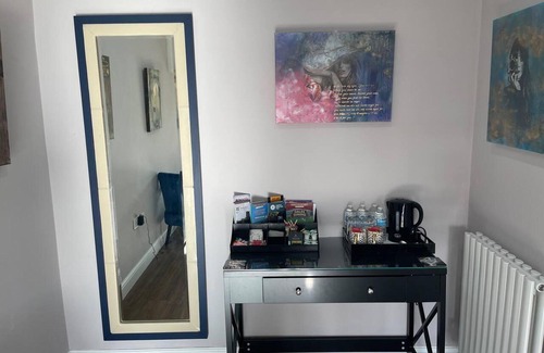 Brighouse Apartamento | Immaculate 1-bed Studio With Outside Patio