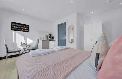 London Borough of Hounslow Apartamento | Immaculate 1-bed Studio in Feltham Heathrow London