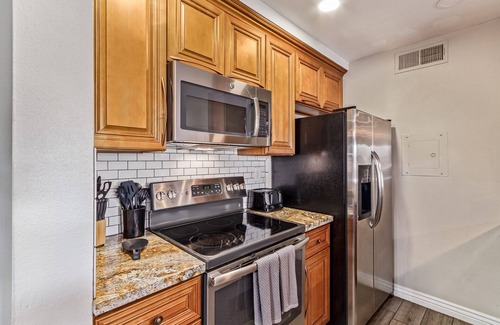 Village Grove Condominio | Immaculate 2 Bd Old Town Condo