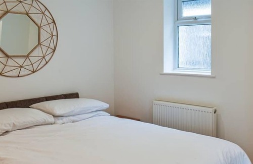 Weybridge Casa | Immaculate 2-Bed Bungalow in Weybridge