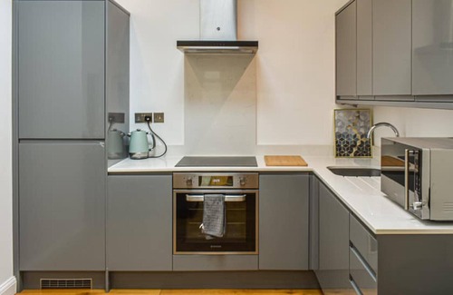 Weybridge Casa | Immaculate 2-bed Bungalow in Weybridge