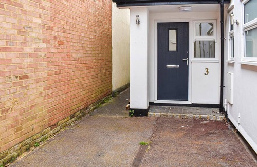 Weybridge Casa | Immaculate 2-bed Bungalow in Weybridge