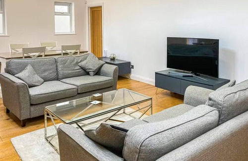 Weybridge Casa | Immaculate 2-bed Bungalow in Weybridge