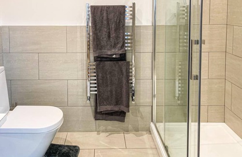 Weybridge Casa | Immaculate 2-bed Bungalow in Weybridge