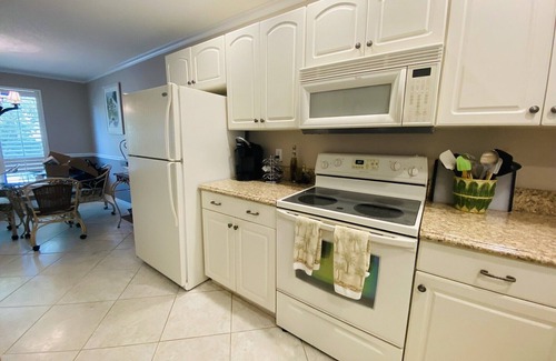 Imperial Golf Estates Condominio | Immaculate, 2 bedroom, 2 bath end unit, next to the pool