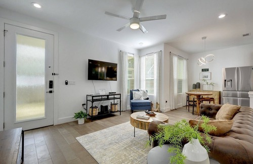 Highland Casa | Immaculate 2B/2B Modern Home N. Central | 30+ Days | Perfect for Temp Living
